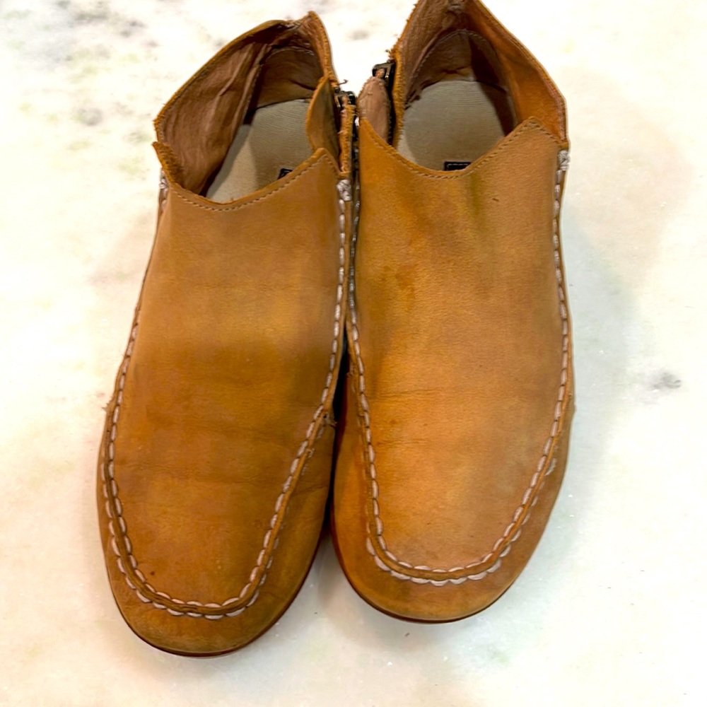 Olukai womens Wali size 8.5 tan in color